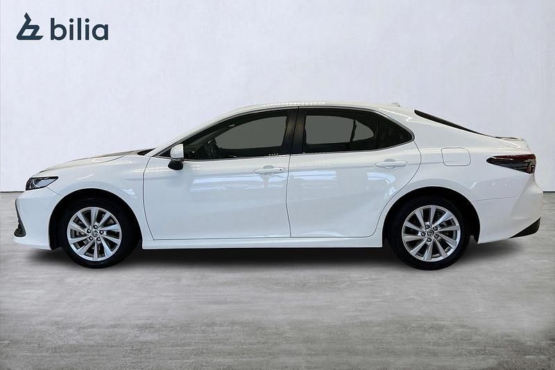 Begagnad Toyota Camry Hybrid Active 220 HK (161 kW) 2022 Vit Sedan