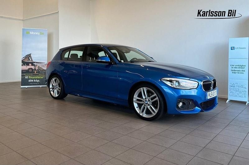 Blå Begagnad 2016 BMW 118 M Sport Halvkombi | 179 900 kr (Lite dyr) - Bild 1/4