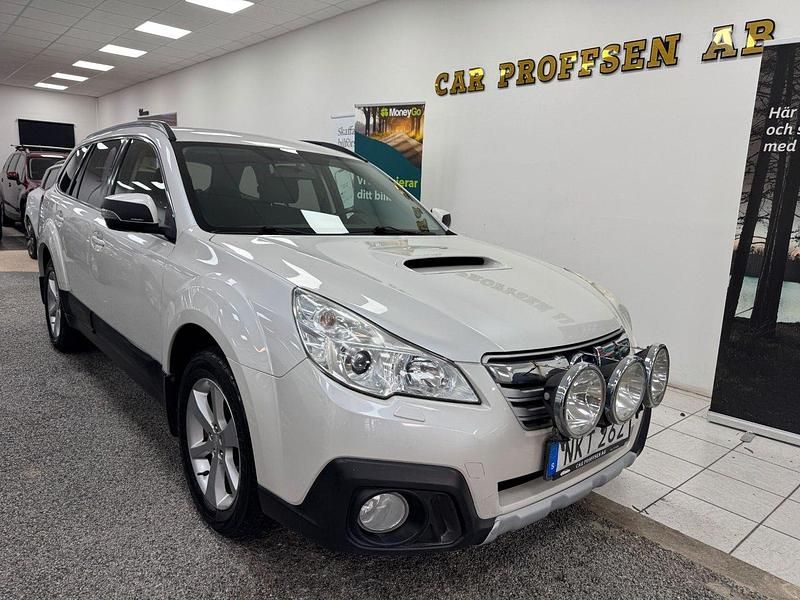 Vit Begagnad 2014 Subaru Outback SUV | 109 900 kr (Marknadspris) - Bild 1/4