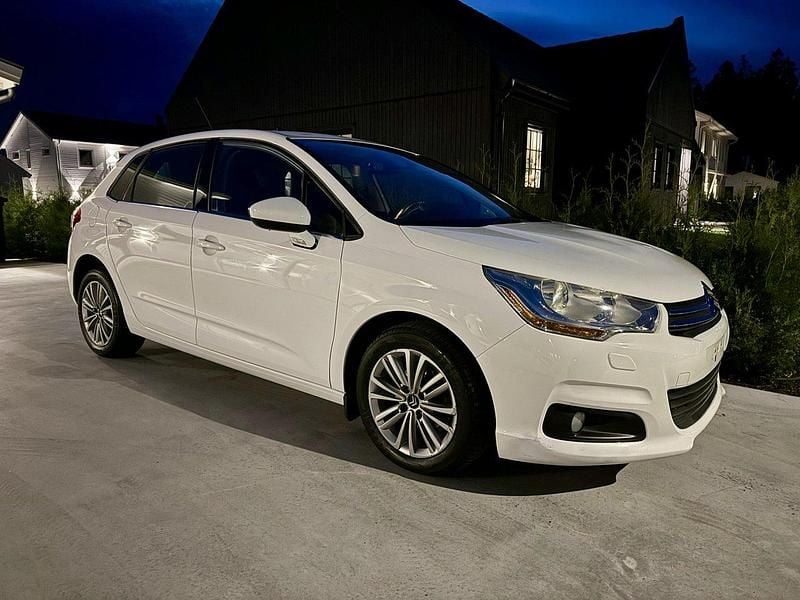 Vit Begagnad 2011 Citroën C4 Halvkombi | 58 900 kr (Marknadspris) - Bild 1/2