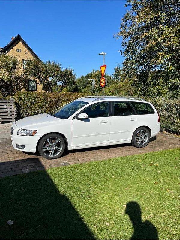 Vit Begagnad 2012 Volvo V50 Momentum Kombi | 65 000 kr (Marknadspris) - Bild 1/4