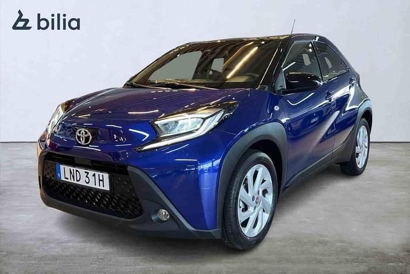 Mörkblå (blå) Begagnad 2022 Toyota Aygo Halvkombi | 189 900 kr (Marknadspris) - Bild 1/1