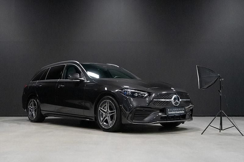 Grå (grafitgrå metallic) Begagnad 2023 Mercedes C300e Premium Kombi | 535 000 kr (Lite dyr) - Bild 1/4