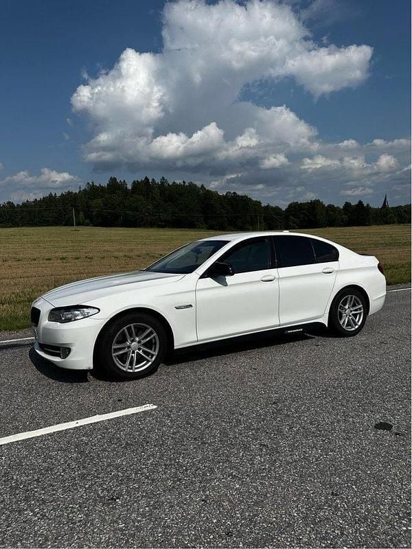 Begagnad 2013 BMW 520 Sport Line Sedan | 90 000 kr (Bra pris) - Bild 1/2