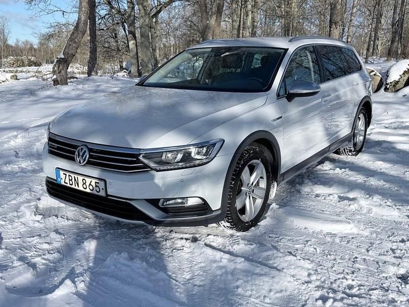 Vit Begagnad 2018 VW Passat Alltrack Kombi | 158 800 kr (Bra pris) - Bild 1/4