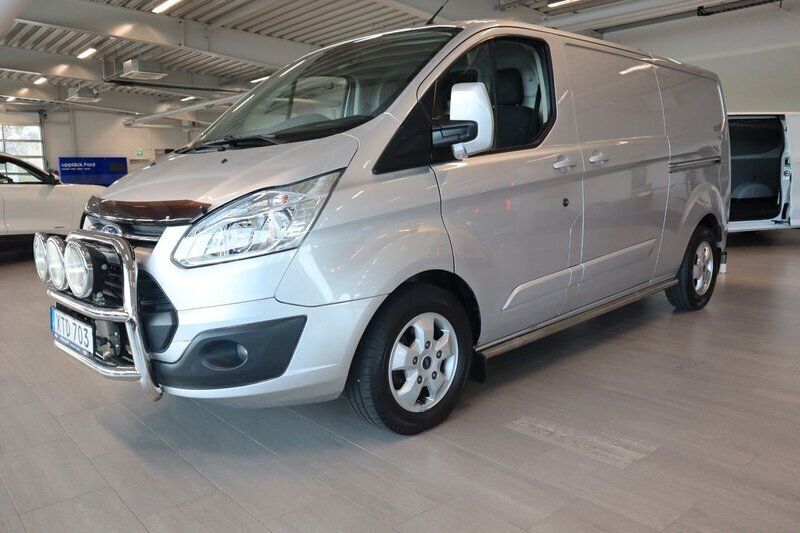 Grå (silver metallic) Begagnad 2017 Ford Transit Custom Limited Van | 179 800 kr (Bra pris) - Bild 1/4