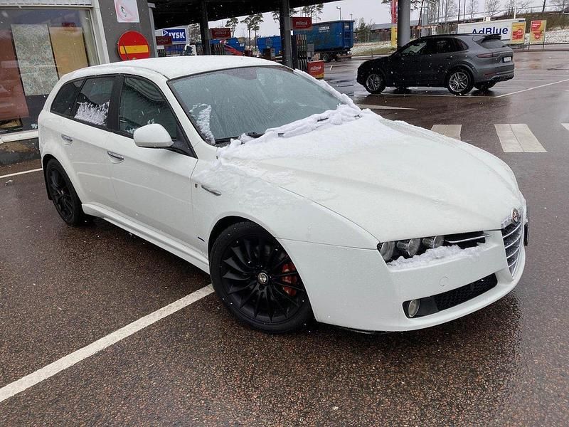 Vit Begagnad 2011 Alfa Romeo 159 Kombi | 74 900 kr - Bild 1/4