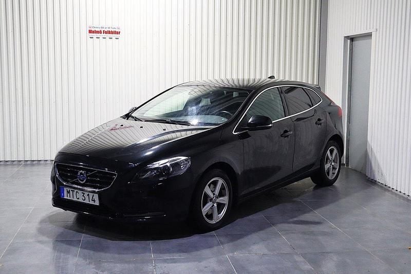 Svart Begagnad 2015 Volvo V40 Summum Halvkombi | 149 900 kr (Marknadspris) - Bild 1/4