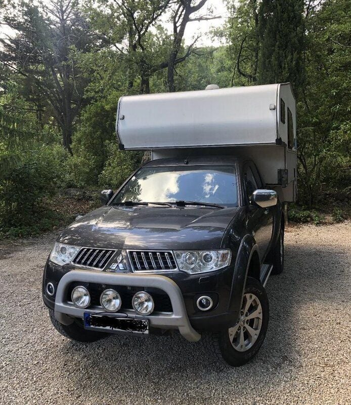 Grå Begagnad 2011 Mitsubishi L200 Pickup | 275 000 kr - Bild 1/4