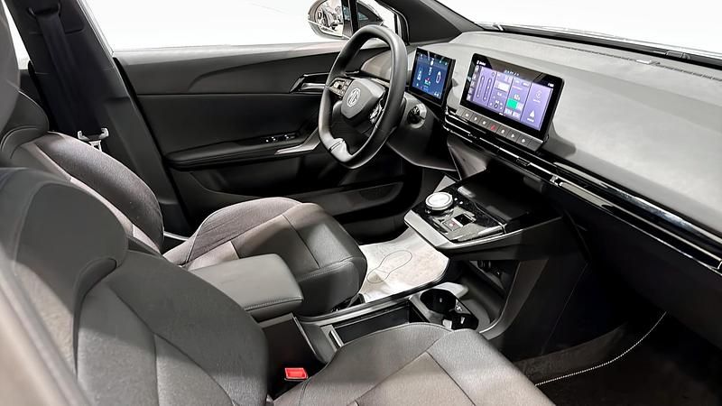 Begagnad MG MG4 EV 125 kW (170 HK) 2023 Grå (grey) Halvkombi