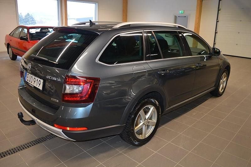 Begagnad Skoda Octavia Scout 150 HK (110 kW) 2018 Grå Kombi