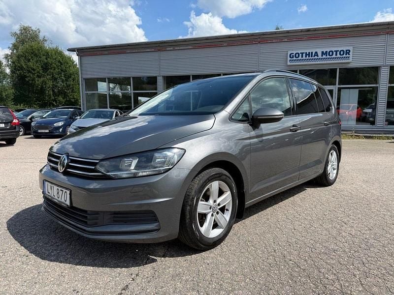 Mörkgrå (grå) Begagnad 2016 VW Touran S Minibuss | 159 900 kr (Marknadspris) - Bild 1/4