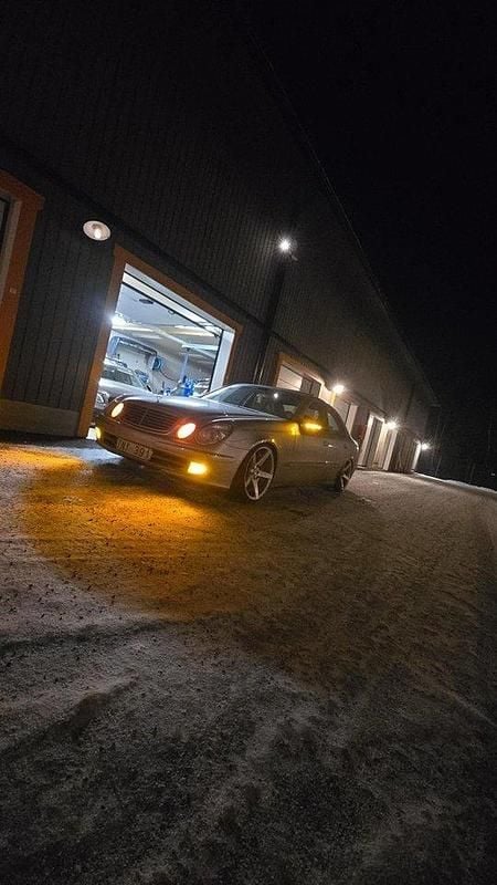 Silver Begagnad 2003 Mercedes E270 Avantgarde Sedan | 35 000 kr - Bild 1/4
