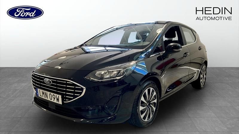Svart (black) Begagnad 2022 Ford Fiesta Halvkombi | 179 900 kr (Marknadspris) - Bild 1/4