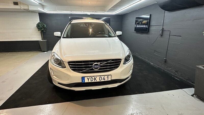 Vit Begagnad 2016 Volvo XC60 Momentum SUV | 204 900 kr (Marknadspris) - Bild 1/4
