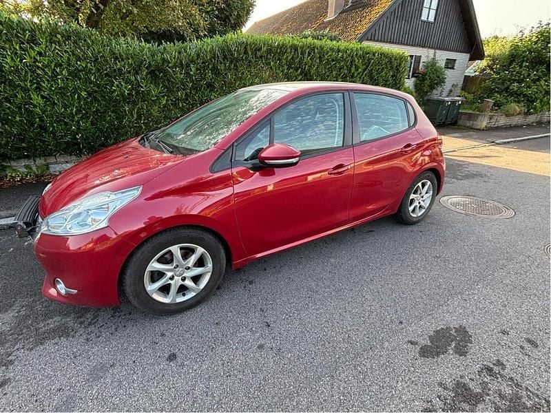 Röd Begagnad 2014 Peugeot 208 Halvkombi | 55 000 kr (Marknadspris) - Bild 1/4
