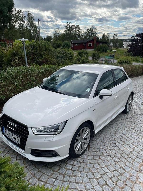 Vit Begagnad 2017 Audi A1 Sportback Halvkombi | 133 000 kr (Marknadspris) - Bild 1/4
