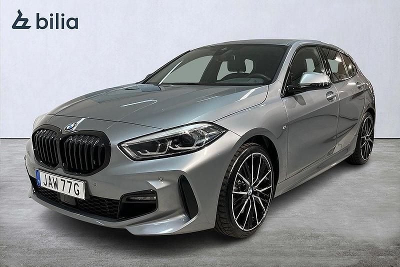 Skyscraper grey metallic Begagnad 2024 BMW 120 M Sport Halvkombi | 378 900 kr (Marknadspris) - Bild 1/4