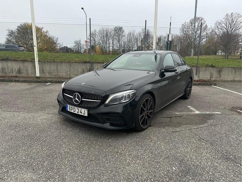 Svart Begagnad 2019 Mercedes C220 AMG Sedan | 299 900 kr (Marknadspris) - Bild 1/4