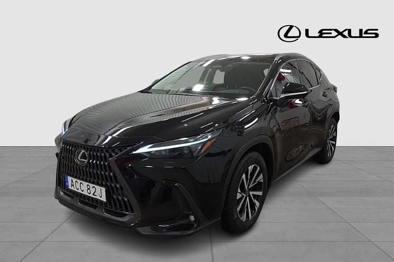 Svart Begagnad 2024 Lexus NX450h+ Business Edition SUV | 564 900 kr (Marknadspris) - Bild 1/4