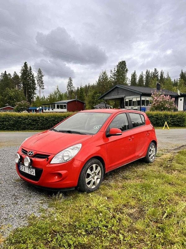 Röd Begagnad 2011 Hyundai i20 Select Halvkombi | 28 000 kr (Superpris) - Bild 1/3