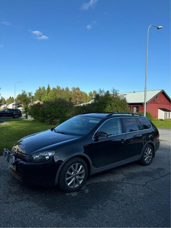 Svart Begagnad 2012 VW Golf VII Kombi | 48 000 kr (Superpris) - Bild 1/4