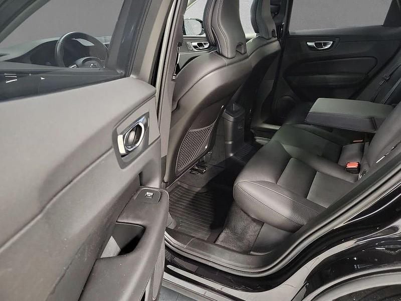 Begagnad Volvo XC60 Plus 355 HK (261 kW) 2023 Svart SUV