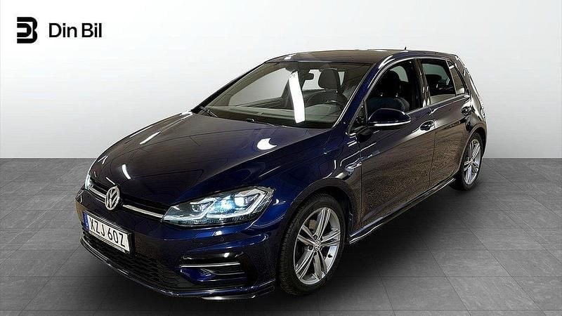 Mörkblå (atlantik blue metallic) Begagnad 2019 VW Golf VII R-line Halvkombi | 214 800 kr (Marknadspris) - Bild 1/4