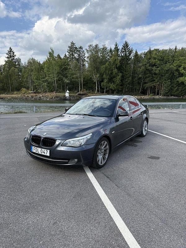 Grå Begagnad 2008 BMW 520 M Sport Sedan | 55 999 kr (Bra pris) - Bild 1/4