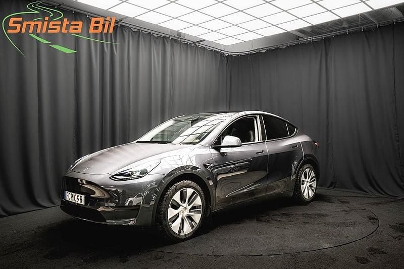 Grå Begagnad 2022 Tesla Model Y Standard Range SUV | 358 700 kr (Marknadspris) - Bild 1/3