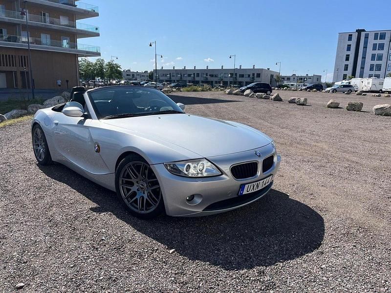 Grå Begagnad 2004 BMW Z4 Cab | 82 000 kr (Bra pris) - Bild 1/4