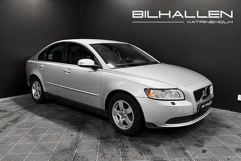 Ljusgrå Begagnad 2008 Volvo S40 Kinetic Sedan | 24 700 kr (Bra pris) - Bild 1/4