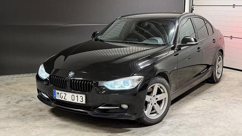 Svart Begagnad 2012 BMW 328 Sport Line Sedan | 127 500 kr (Marknadspris) - Bild 1/4