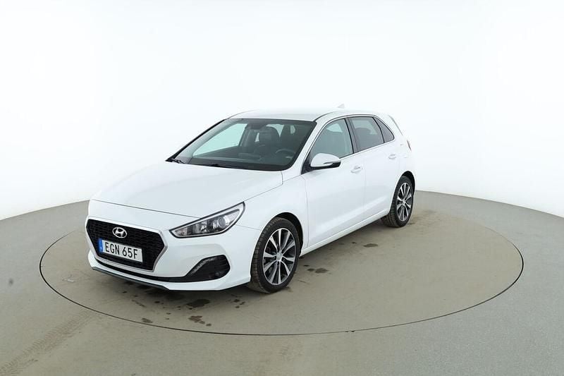 Begagnad Hyundai i30 Trend 141 HK (103 kW) 2020 Vit Sedan