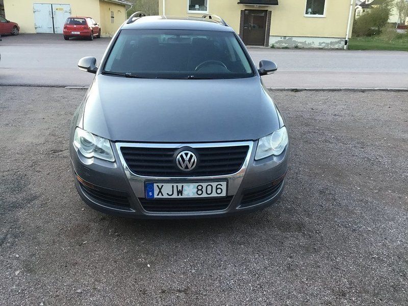 Ljusgrå (grå) Begagnad 2005 VW Passat Kombi | 16 500 kr (Lite dyr) - Bild 1/4
