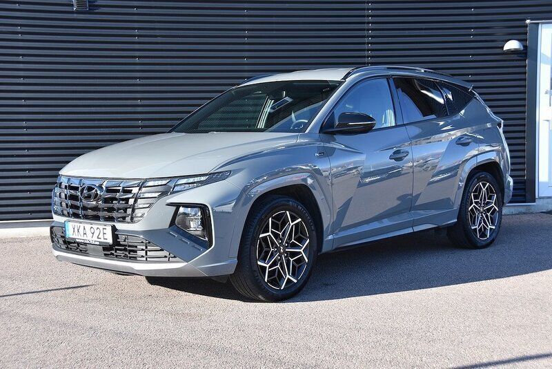 Grå Begagnad 2022 Hyundai Tucson Advanced SUV | 339 900 kr (Marknadspris) - Bild 1/4