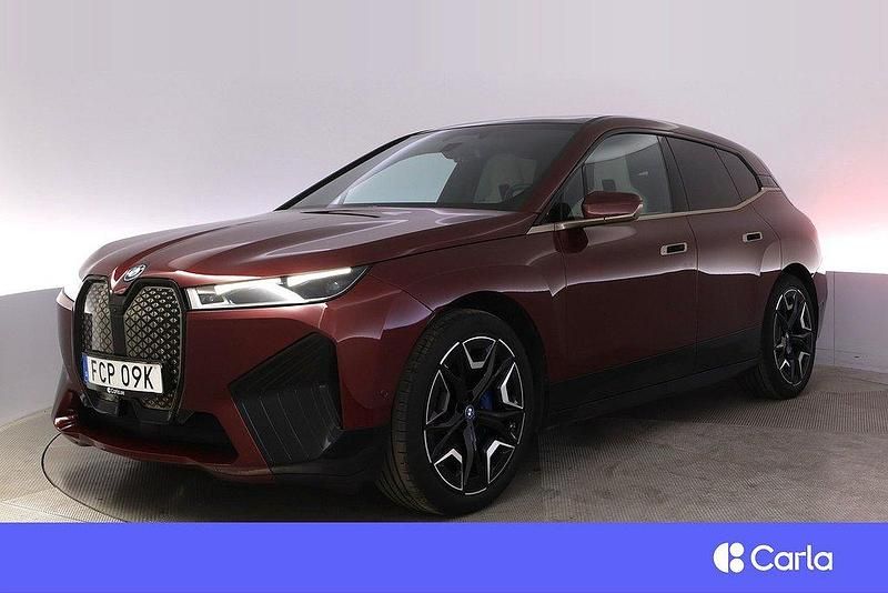 Röd Begagnad 2022 BMW iX Sport Line SUV | 554 900 kr - Bild 1/4