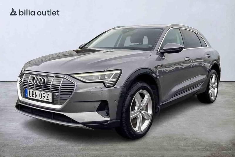 Grå Begagnad 2022 Audi e-tron SUV | 399 900 kr (Marknadspris) - Bild 1/1
