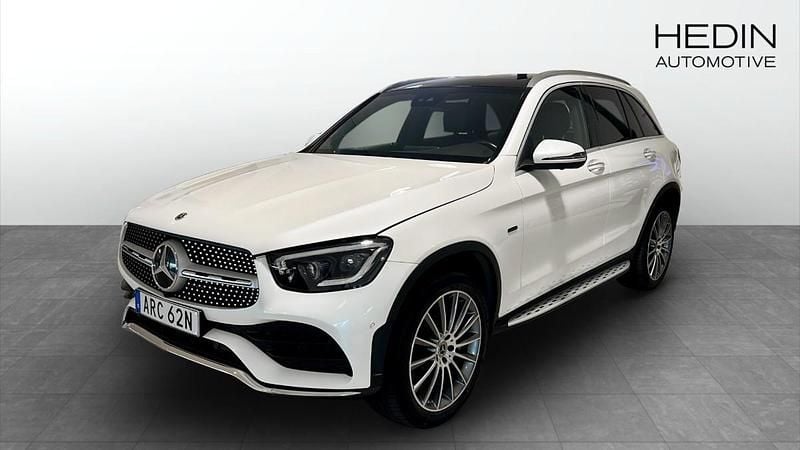 Vit (white) Begagnad 2021 Mercedes GLC300e SUV | 429 500 kr (Dyr) - Bild 1/4
