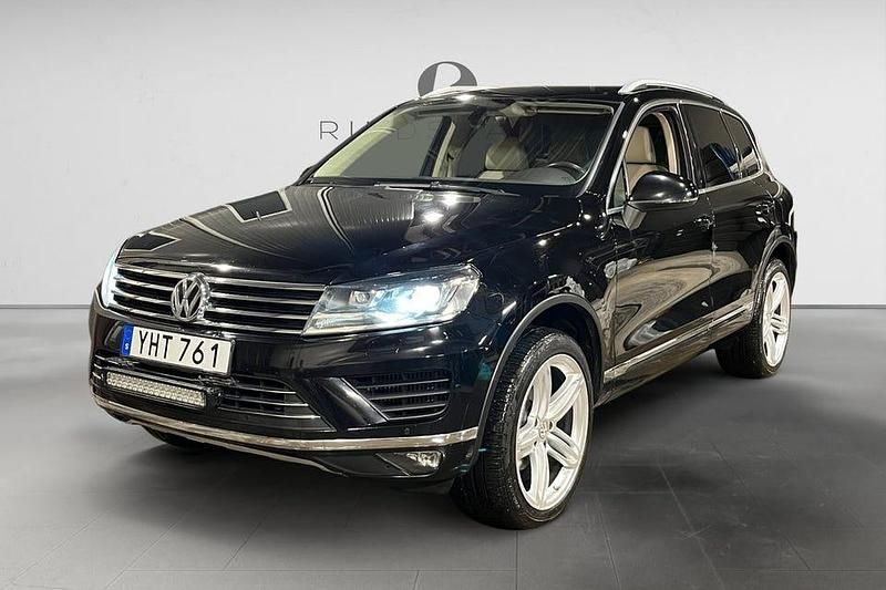 Svart Begagnad 2016 VW Touareg SUV | 189 900 kr (Marknadspris) - Bild 1/3