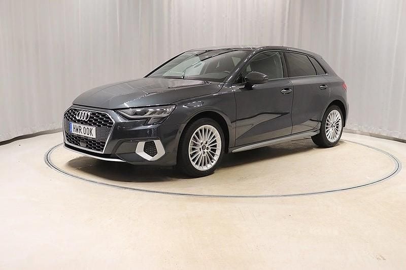 Manhattangrå metallic Begagnad 2023 Audi A3 Advanced | 266 800 kr (Marknadspris) - Bild 1/4