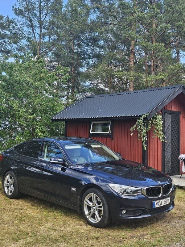 Blå Begagnad 2014 BMW 320 Luxury Line Halvkombi | 125 000 kr (Superpris) - Bild 1/4