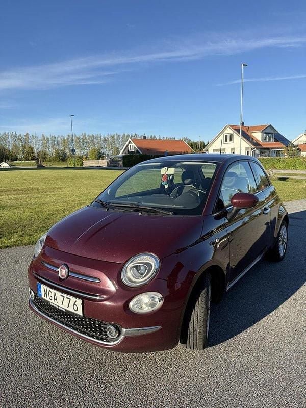 Röd Begagnad 2016 Fiat 500 Lounge Halvkombi | 68 500 kr (Marknadspris) - Bild 1/4