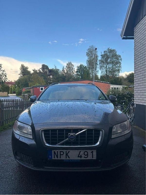 Begagnad Volvo V70 Momentum 146 HK (107 kW) 2009 Grå Kombi