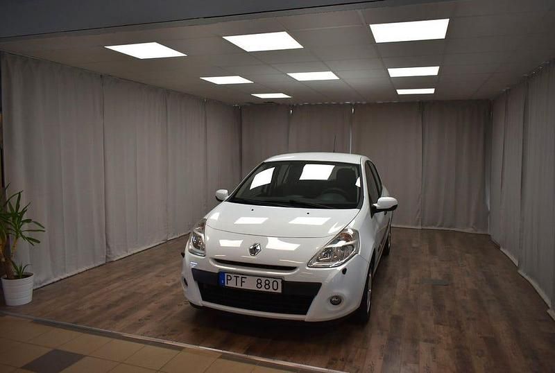 Vit Begagnad 2010 Renault Clio II Halvkombi | 54 900 kr (Dyr) - Bild 1/3