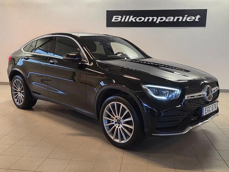 Svart Begagnad 2022 Mercedes GLC300e AMG Sportkupé | 499 900 kr (Lite dyr) - Bild 1/4