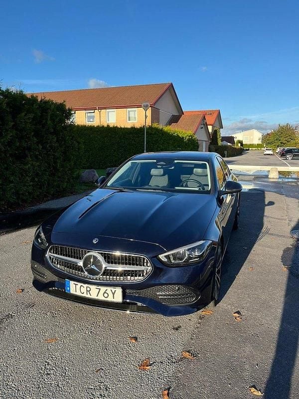 Blå Begagnad 2022 Mercedes C200 Avantgarde Sedan | 324 900 kr (Bra pris) - Bild 1/4