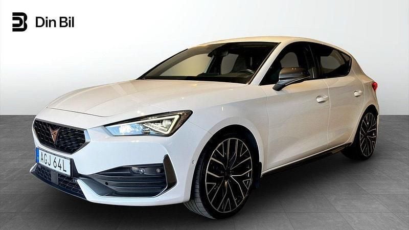 Vit Begagnad 2023 Cupra Leon VZ Halvkombi | 349 900 kr - Bild 1/4