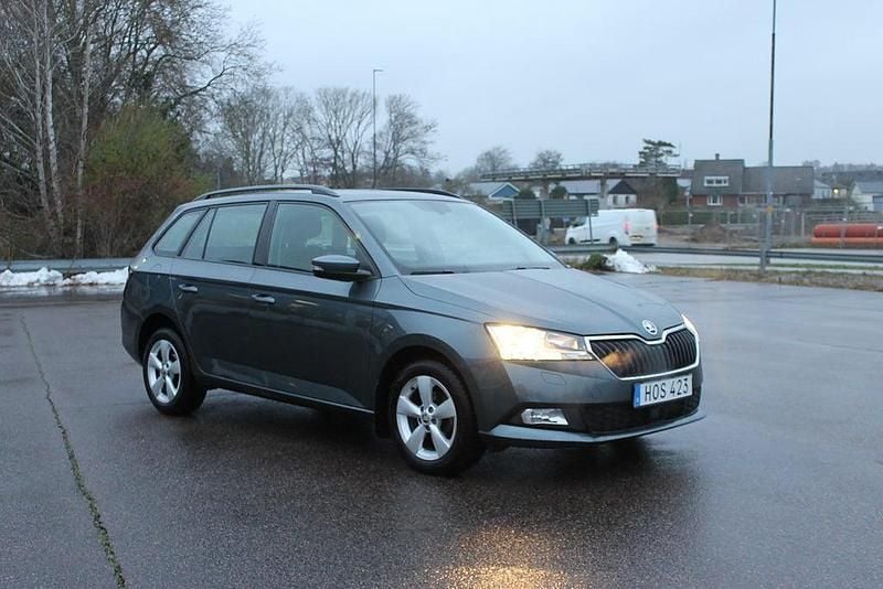 Grå Begagnad 2018 Skoda Fabia Style Kombi | 124 800 kr (Marknadspris) - Bild 1/4