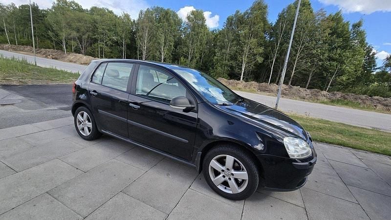 Svart Begagnad 2007 VW Golf V Halvkombi | 20 000 kr (Marknadspris) - Bild 1/4